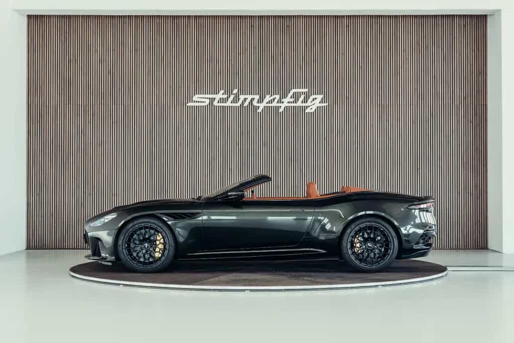 Aston Martin DBS 770 Ultimate Volante, Minotaur Green, MwSt. 01/2024-photo-1