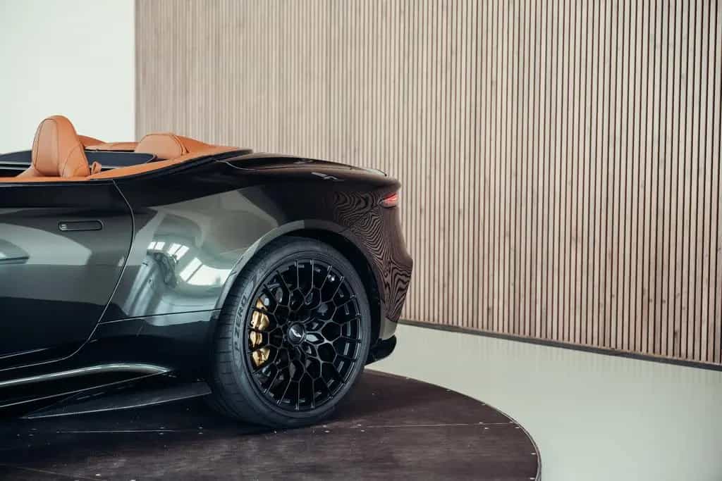 Aston Martin DBS 770 Ultimate Volante, Minotaur Green, MwSt. 01/2024-photo-11