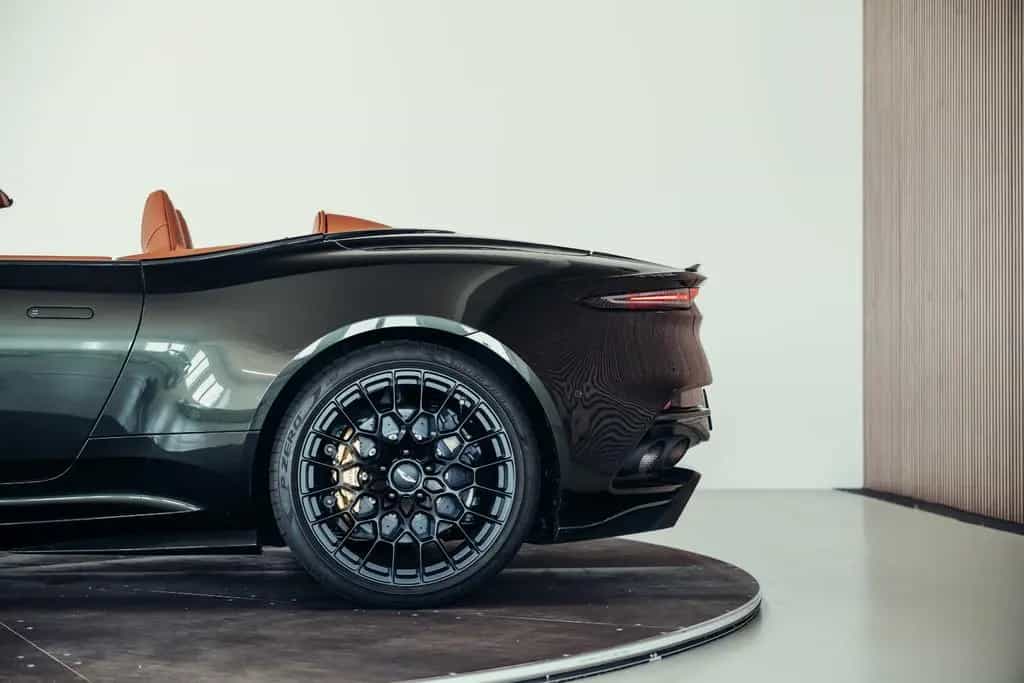 Aston Martin DBS 770 Ultimate Volante, Minotaur Green, MwSt. 01/2024-photo-12