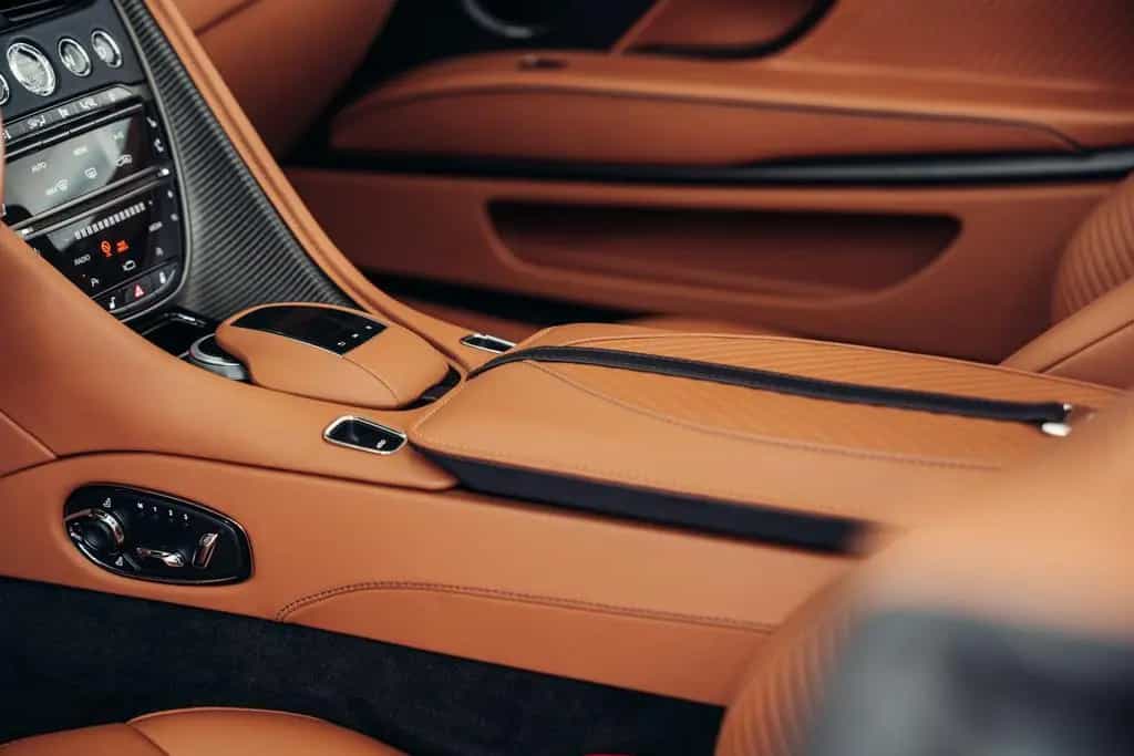 Aston Martin DBS 770 Ultimate Volante, Minotaur Green, MwSt. 01/2024-photo-21