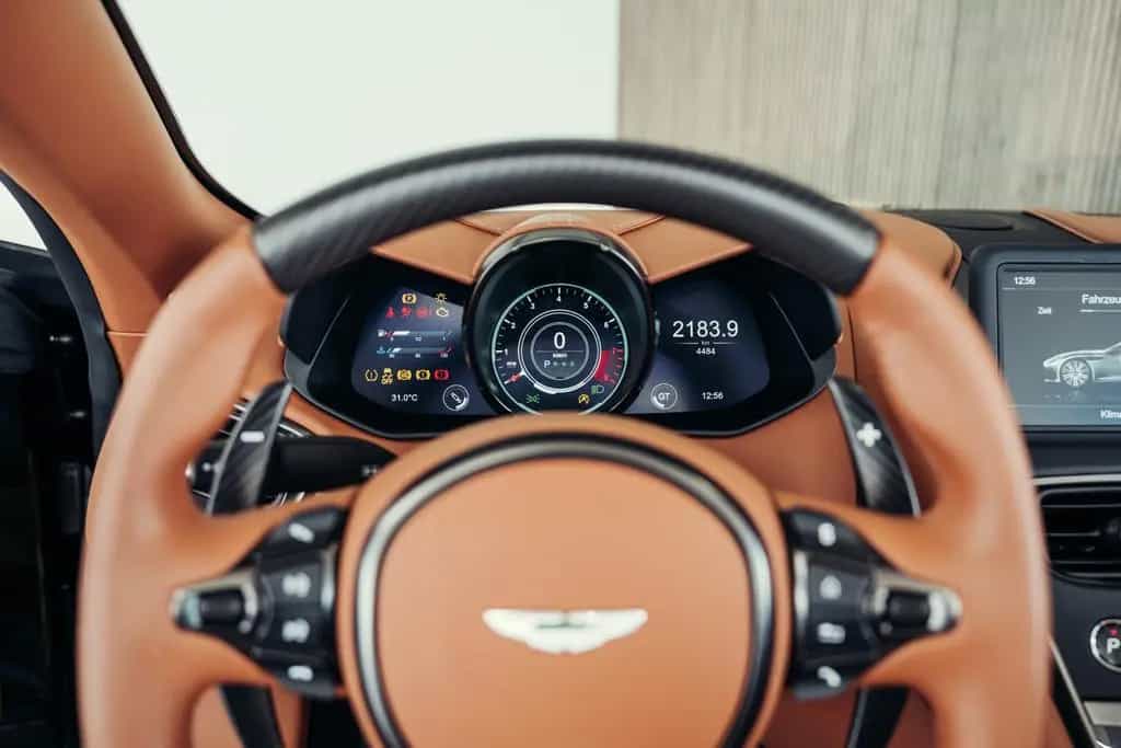 Aston Martin DBS 770 Ultimate Volante, Minotaur Green, MwSt. 01/2024-photo-23