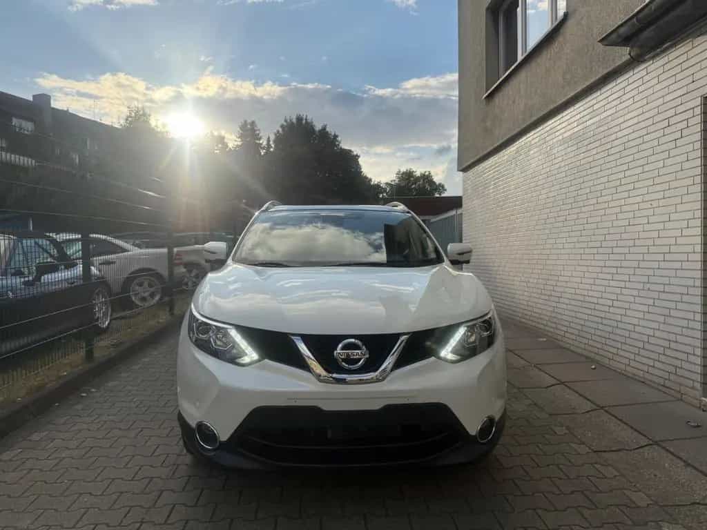 Nissan Qashqai Tekna TÜV NEU*AHK*PANO*AUTOMATIK 09/2015-photo-1