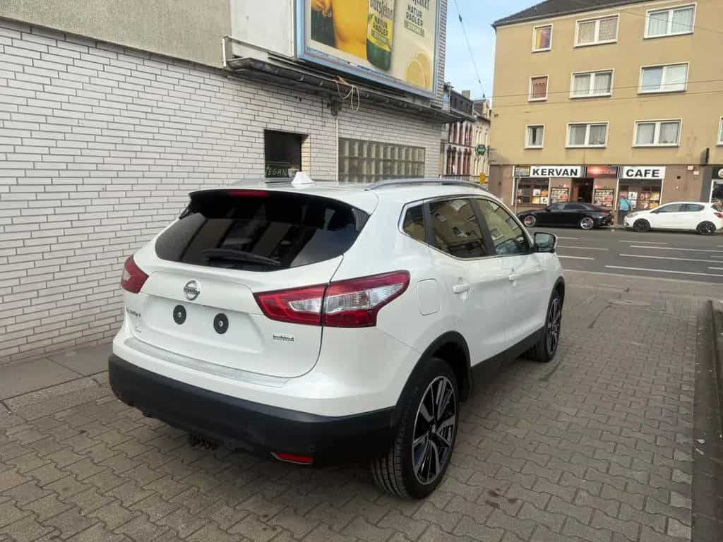 Nissan Qashqai Tekna TÜV NEU*AHK*PANO*AUTOMATIK 09/2015-photo-3