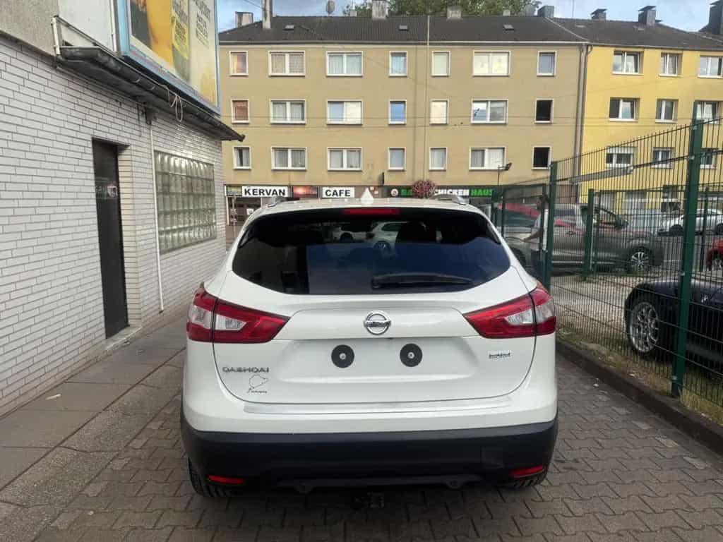 Nissan Qashqai Tekna TÜV NEU*AHK*PANO*AUTOMATIK 09/2015-photo-4