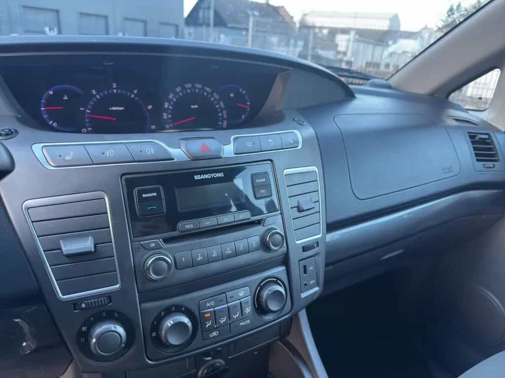 Ssangyong Rodius 2.0 e-XDi 200 Quartz 7-Sitzer AHK 10/2014-photo-7
