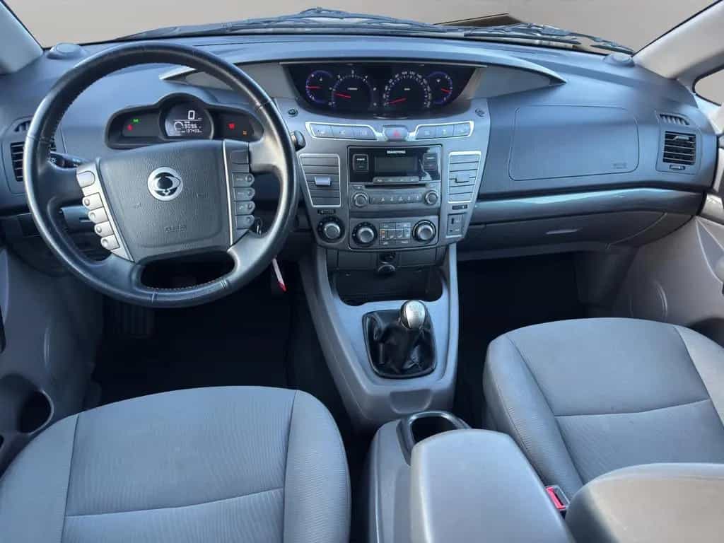 Ssangyong Rodius 2.0 e-XDi 200 Quartz 7-Sitzer AHK 10/2014-photo-6