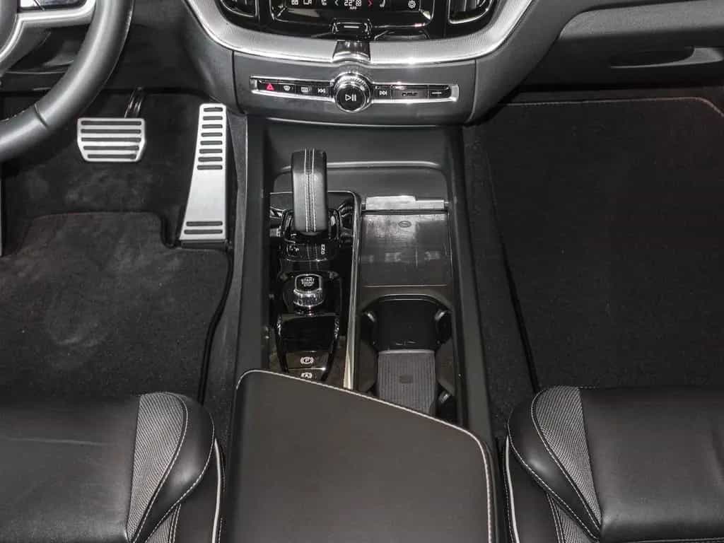 Volvo XC60 R Design 2WD B4 Diesel EU6d StandHZG AHK Le 08/2021-photo-8