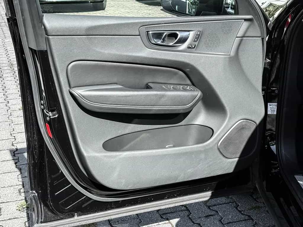 Volvo XC60 Plus Dark 2WD B4 Diesel EU6d Digitales Cock 08/2023-photo-14