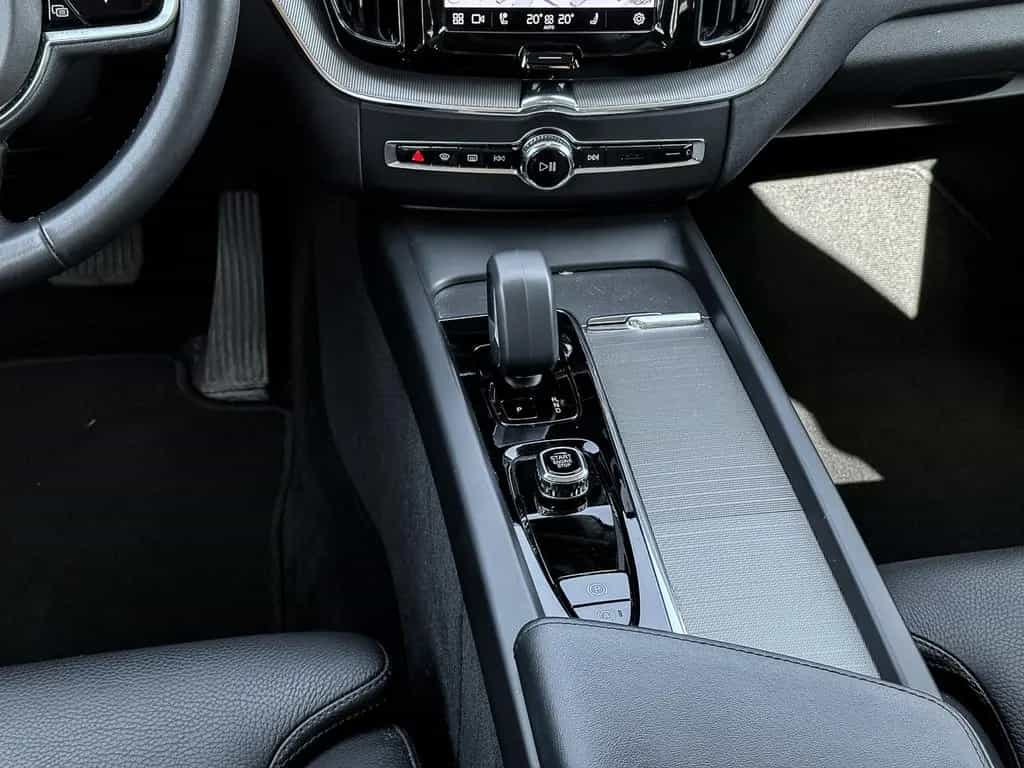Volvo XC60 Plus Dark 2WD B4 Diesel EU6d Digitales Cock 08/2023-photo-9