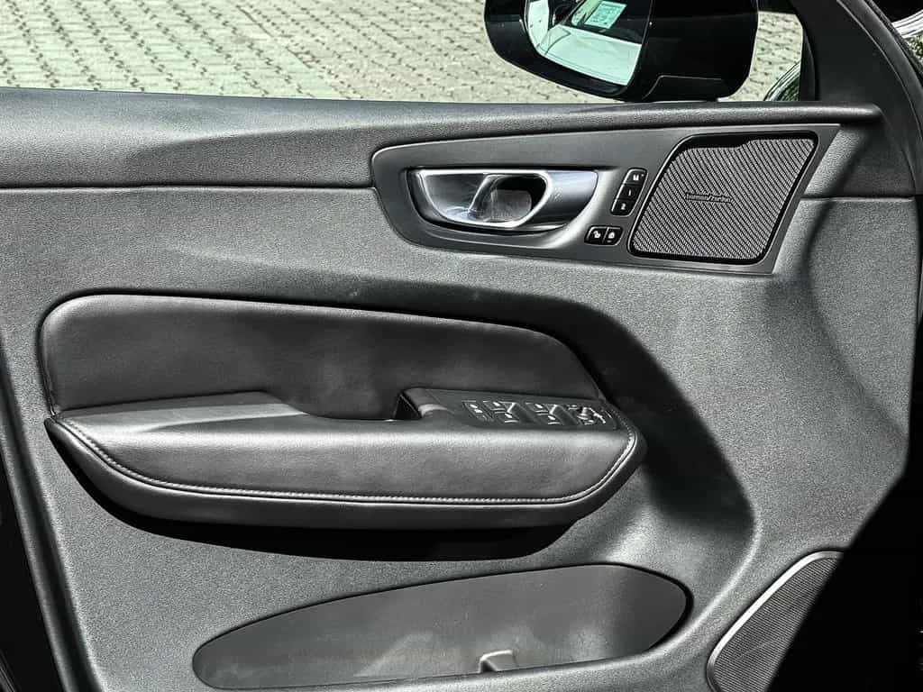 Volvo XC60 Plus Dark AWD B4 Diesel EU6d StandHZG AHK D 07/2023-photo-14