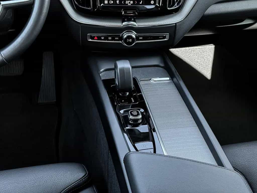 Volvo XC60 Plus Dark AWD B4 Diesel EU6d StandHZG AHK D 07/2023-photo-9
