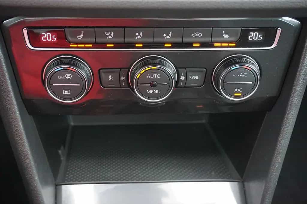 Volkswagen Tiguan 1.4 TSI LED Panorama Standheizung PDC USB 04/2018-photo-13