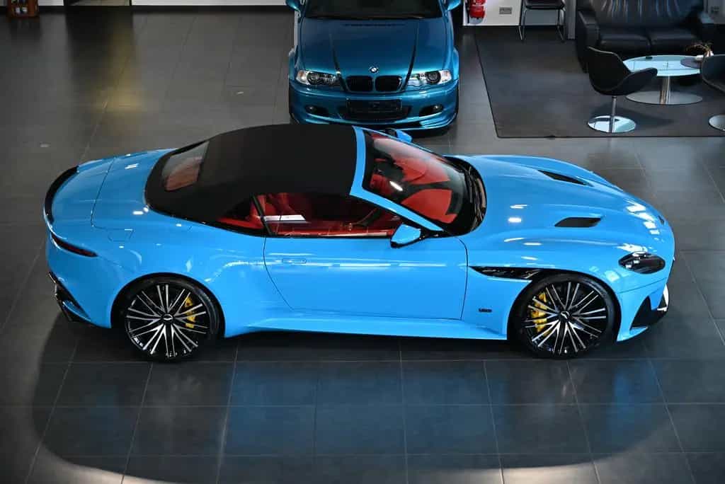 Aston Martin DBS Volante / Elwood Blue-Vivid Red / Titan-AGA 08/2022-photo-1