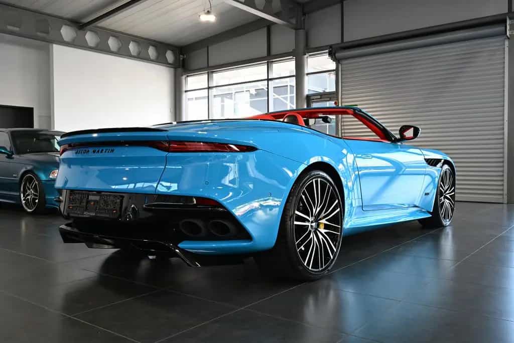 Aston Martin DBS Volante / Elwood Blue-Vivid Red / Titan-AGA 08/2022-photo-12