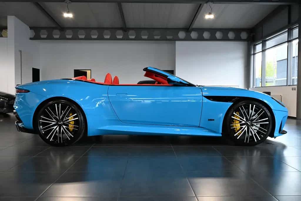 Aston Martin DBS Volante / Elwood Blue-Vivid Red / Titan-AGA 08/2022-photo-15