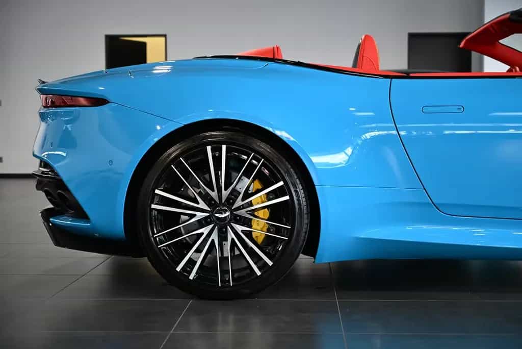 Aston Martin DBS Volante / Elwood Blue-Vivid Red / Titan-AGA 08/2022-photo-16