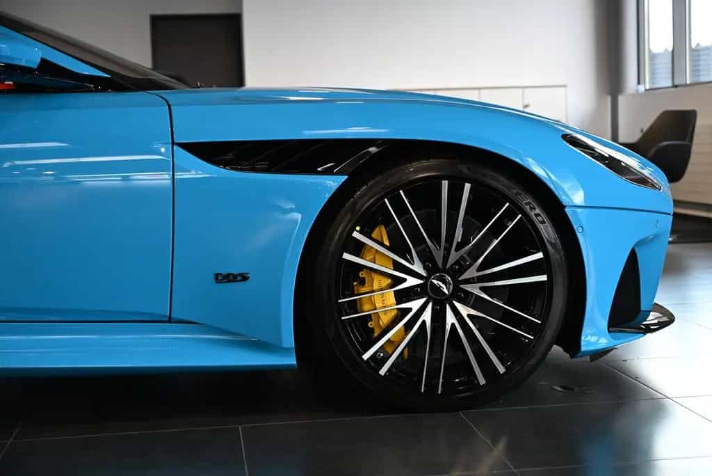 Aston Martin DBS Volante / Elwood Blue-Vivid Red / Titan-AGA 08/2022-photo-17