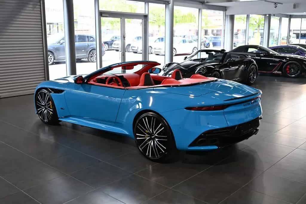 Aston Martin DBS Volante / Elwood Blue-Vivid Red / Titan-AGA 08/2022-photo-18