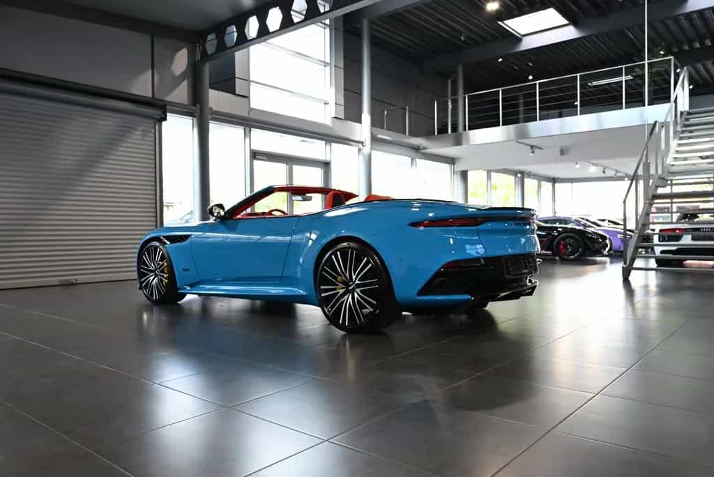 Aston Martin DBS Volante / Elwood Blue-Vivid Red / Titan-AGA 08/2022-photo-19