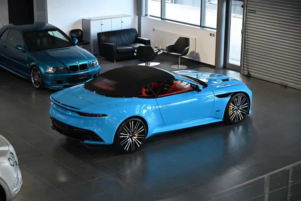 Aston Martin DBS Volante / Elwood Blue-Vivid Red / Titan-AGA 08/2022-photo-2