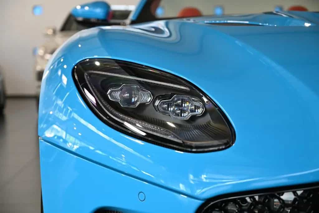 Aston Martin DBS Volante / Elwood Blue-Vivid Red / Titan-AGA 08/2022-photo-20