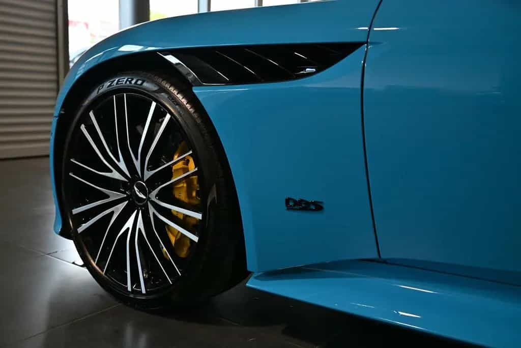 Aston Martin DBS Volante / Elwood Blue-Vivid Red / Titan-AGA 08/2022-photo-22