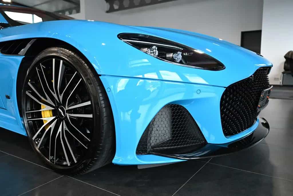 Aston Martin DBS Volante / Elwood Blue-Vivid Red / Titan-AGA 08/2022-photo-23