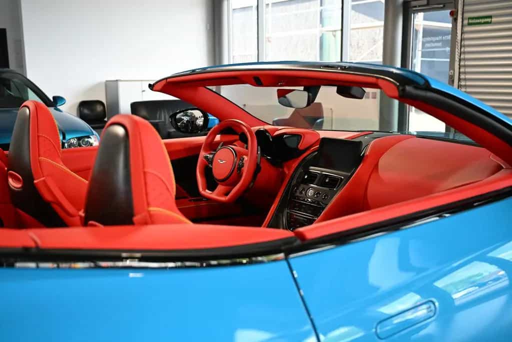 Aston Martin DBS Volante / Elwood Blue-Vivid Red / Titan-AGA 08/2022-photo-29