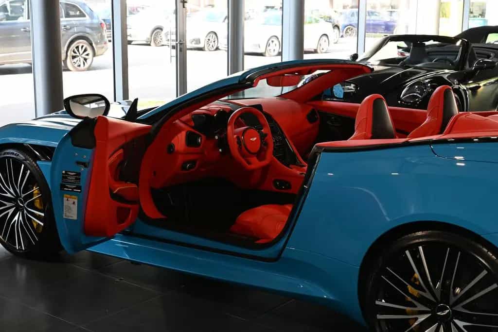 Aston Martin DBS Volante / Elwood Blue-Vivid Red / Titan-AGA 08/2022-photo-30