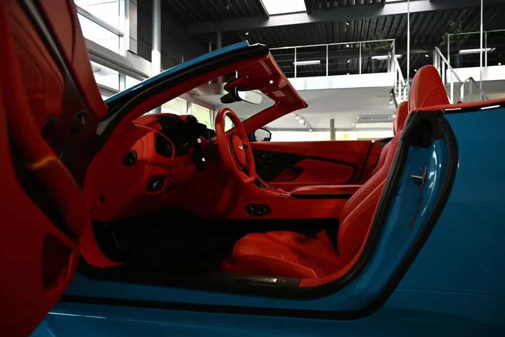 Aston Martin DBS Volante / Elwood Blue-Vivid Red / Titan-AGA 08/2022-photo-31