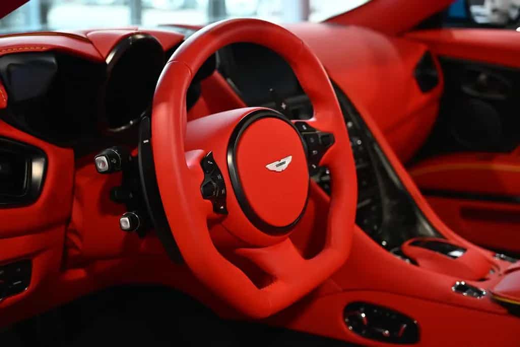 Aston Martin DBS Volante / Elwood Blue-Vivid Red / Titan-AGA 08/2022-photo-33