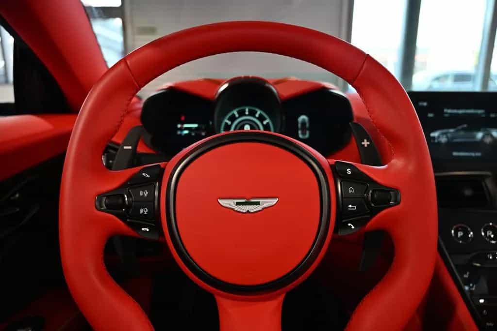 Aston Martin DBS Volante / Elwood Blue-Vivid Red / Titan-AGA 08/2022-photo-34