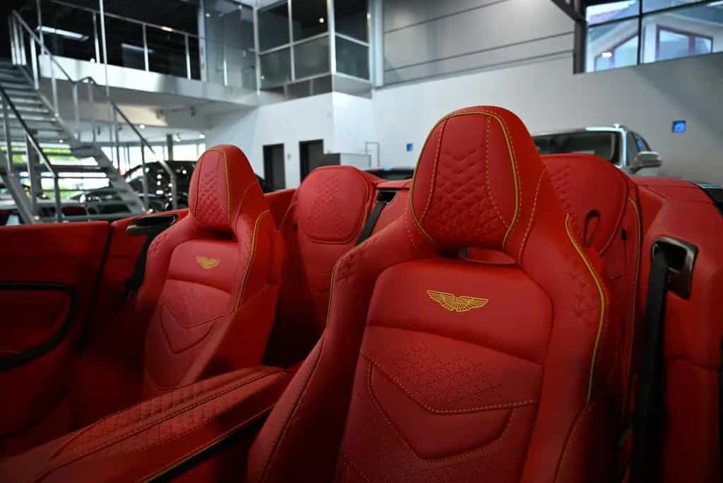 Aston Martin DBS Volante / Elwood Blue-Vivid Red / Titan-AGA 08/2022-photo-35