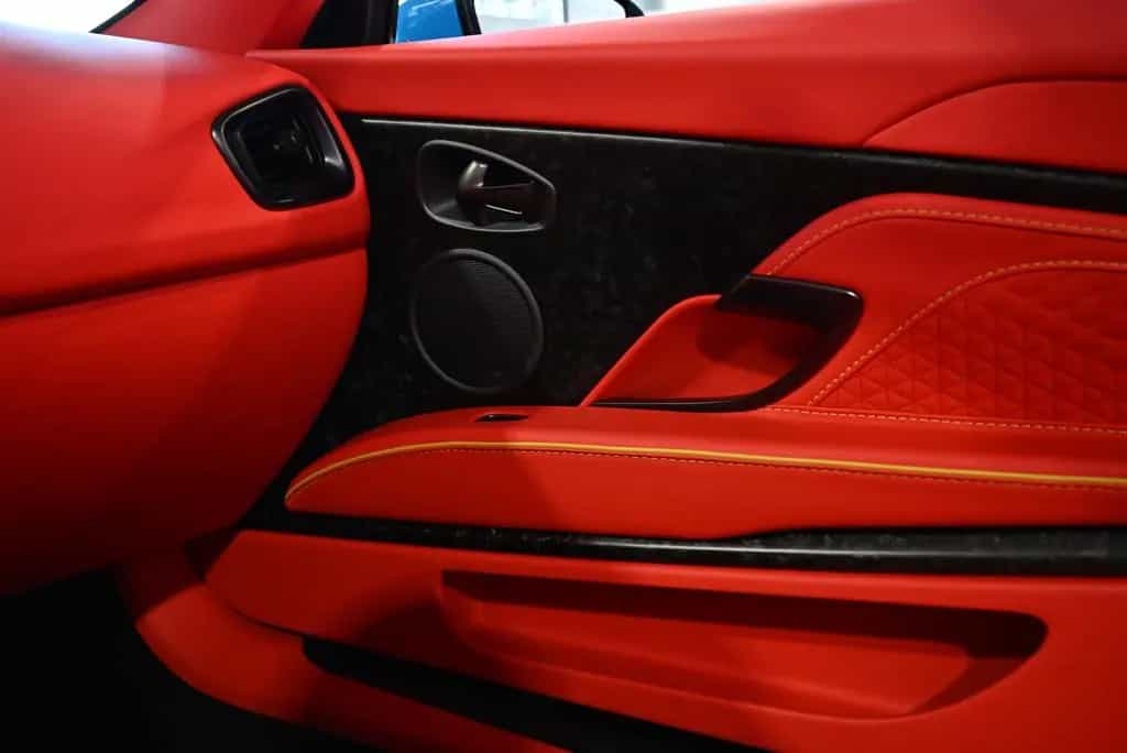 Aston Martin DBS Volante / Elwood Blue-Vivid Red / Titan-AGA 08/2022-photo-36