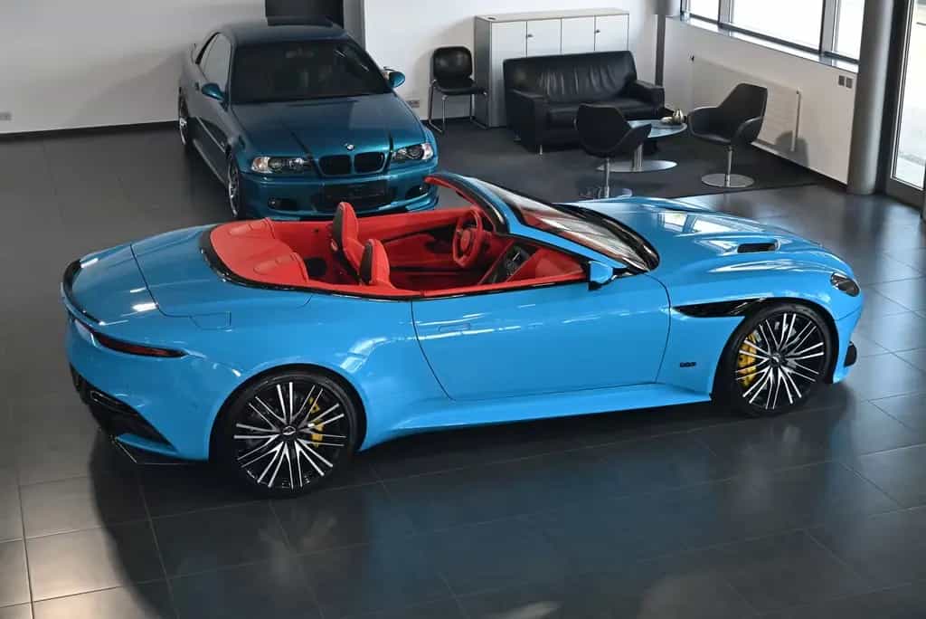 Aston Martin DBS Volante / Elwood Blue-Vivid Red / Titan-AGA 08/2022-photo-4