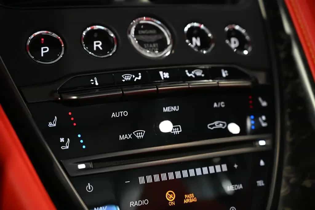 Aston Martin DBS Volante / Elwood Blue-Vivid Red / Titan-AGA 08/2022-photo-40