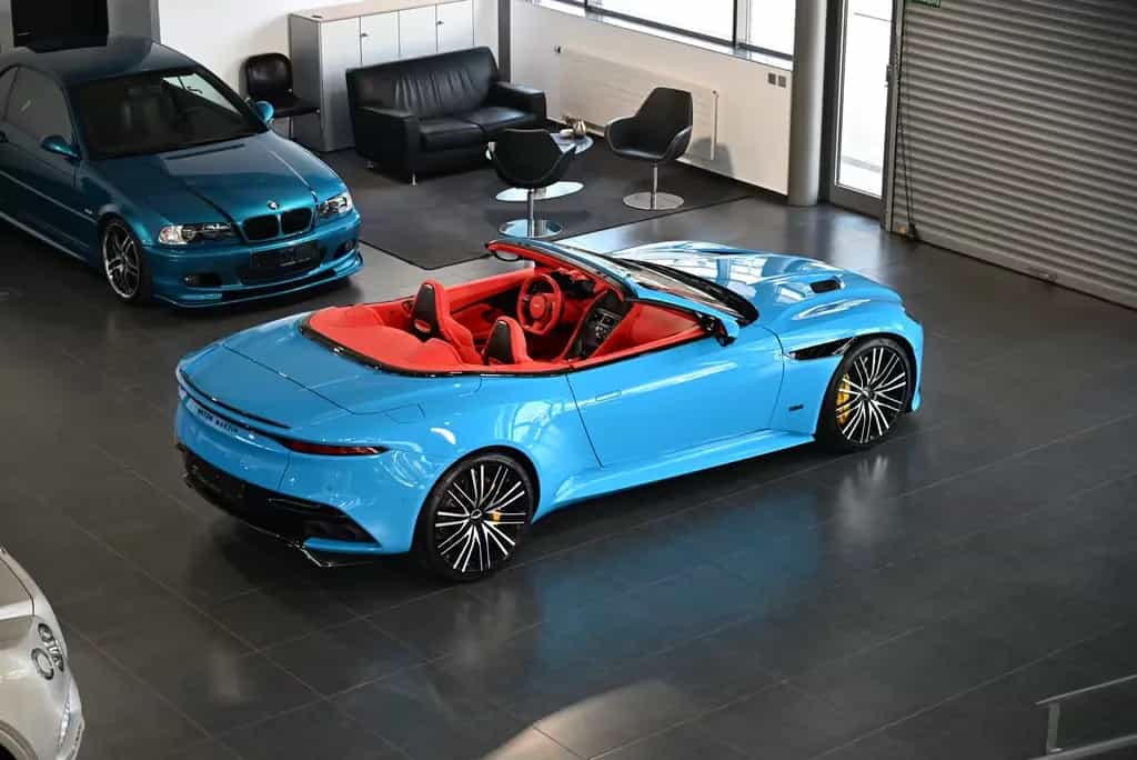 Aston Martin DBS Volante / Elwood Blue-Vivid Red / Titan-AGA 08/2022-photo-5