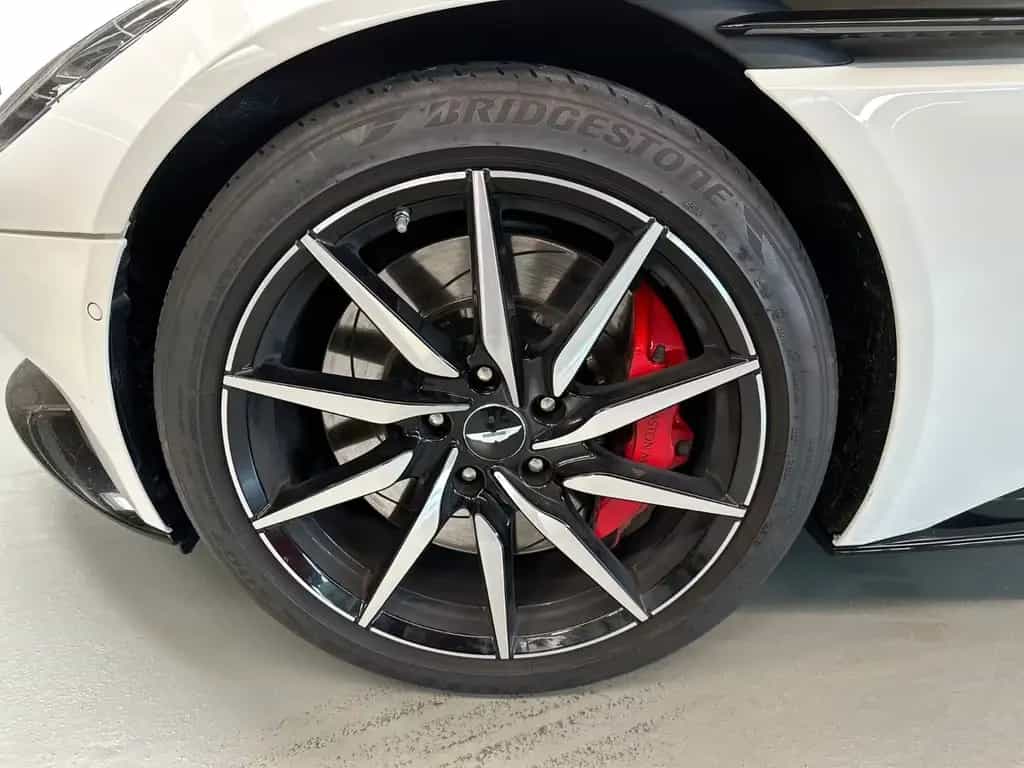 Aston Martin DB11 Coupé | Stratus White | 1Y AM warranty 08/2018-photo-4