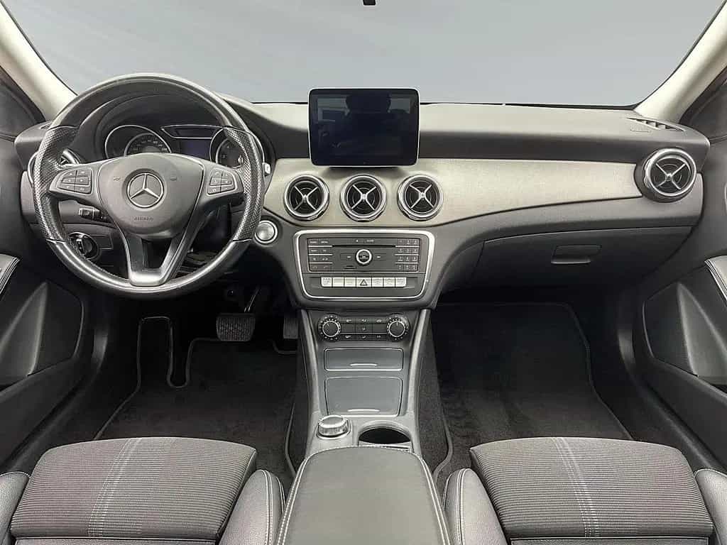 Mercedes-Benz GLA 180 7G-DCT Urban LED NAVI PANO SHZ PDC 06/2020-photo-12
