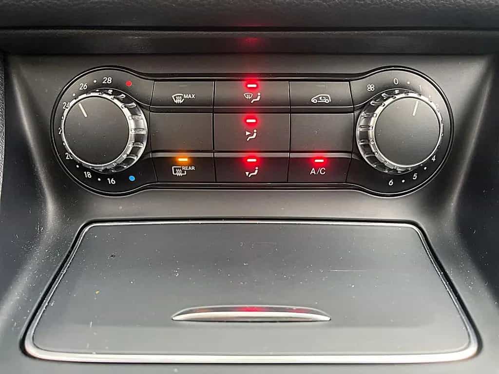 Mercedes-Benz GLA 180 7G-DCT Urban LED NAVI PANO SHZ PDC 06/2020-photo-29