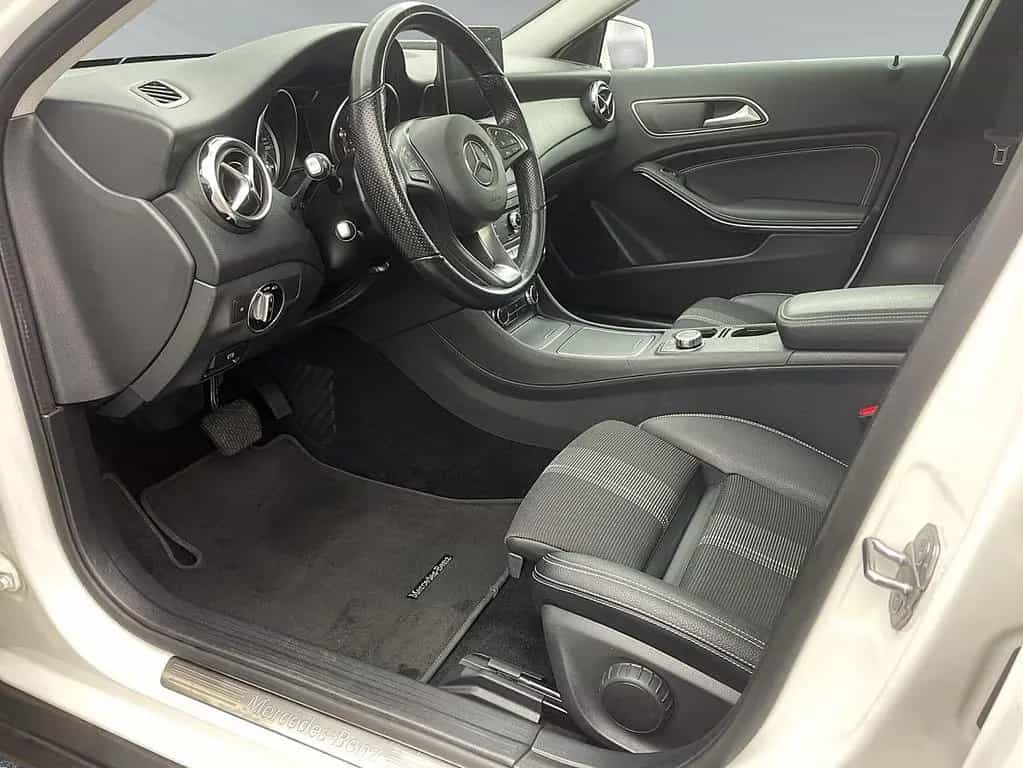 Mercedes-Benz GLA 180 7G-DCT Urban LED NAVI PANO SHZ PDC 06/2020-photo-7