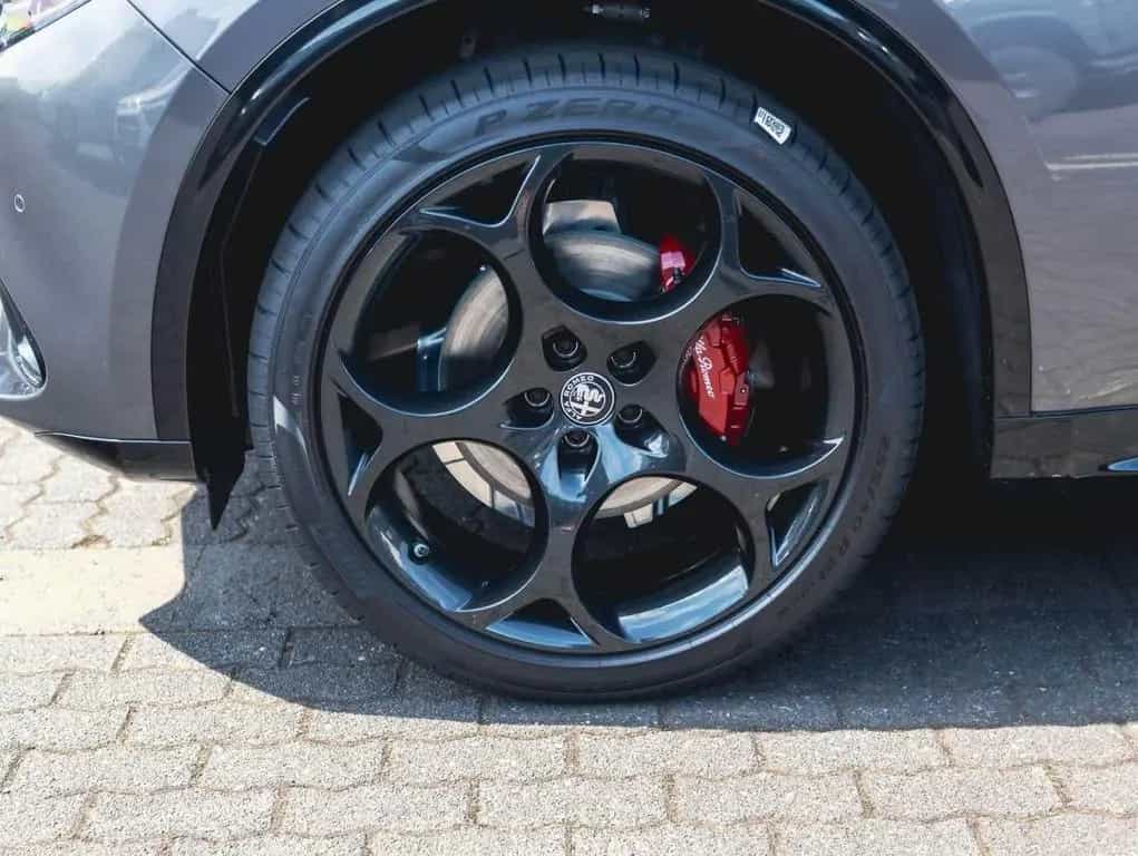 Alfa Romeo Stelvio 2.0 16V Turbo AT8-Q4 Veloce VOLL! 03/2026-photo-4