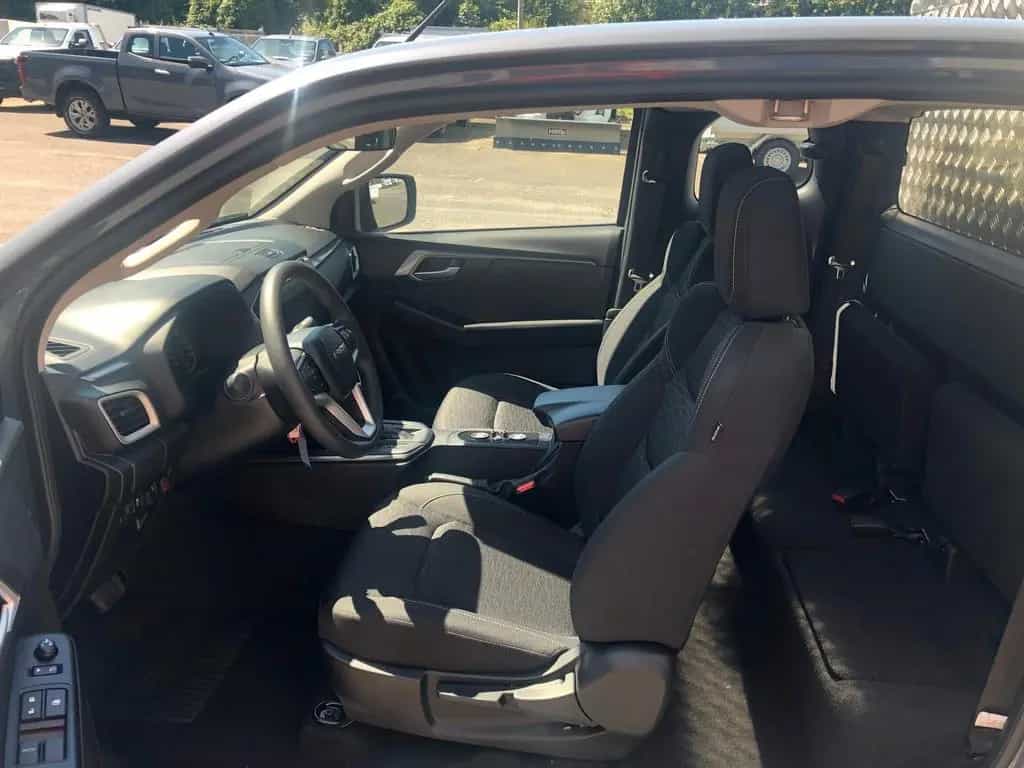 Isuzu D-Max Space Cab LS AT mit Systemkoffer null-photo-16