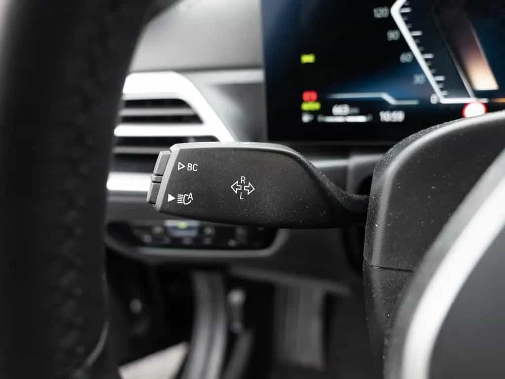 BMW 318 i Touring M-Sport FACEL. LED ACC NAVI KAMERA 12/2024-photo-23
