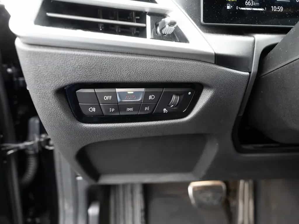 BMW 318 i Touring M-Sport FACEL. LED ACC NAVI KAMERA 12/2024-photo-24