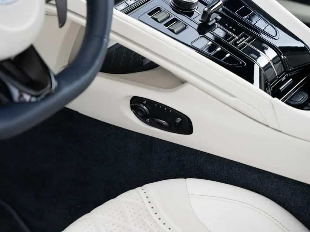 Aston Martin DB12 V8 Coupe 04/2024-photo-27