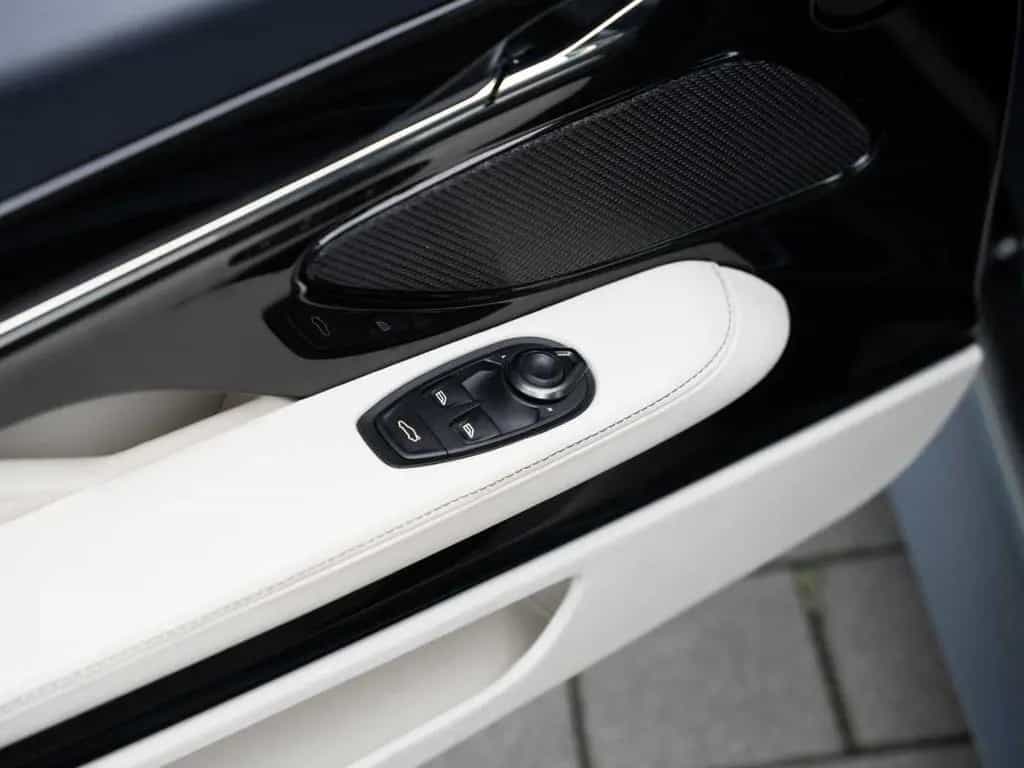 Aston Martin DB12 V8 Coupe 04/2024-photo-28