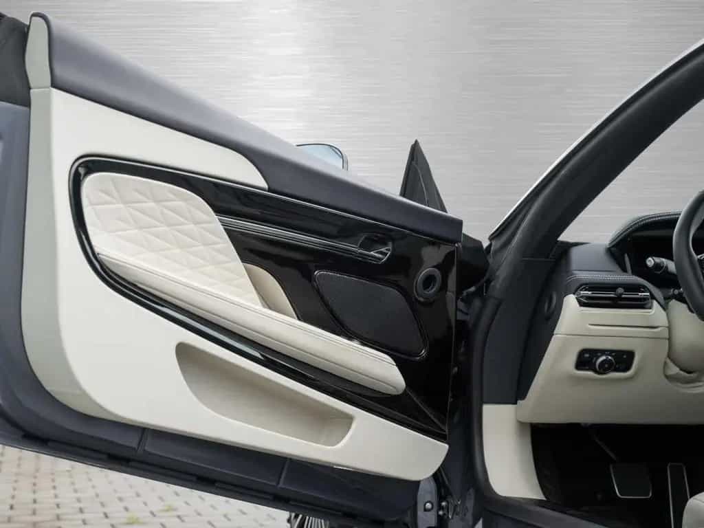 Aston Martin DB12 V8 Coupe 04/2024-photo-29