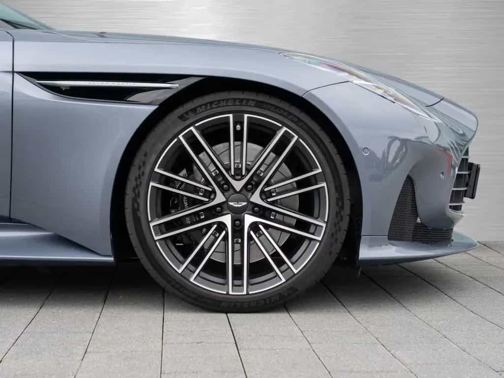 Aston Martin DB12 V8 Coupe 04/2024-photo-3