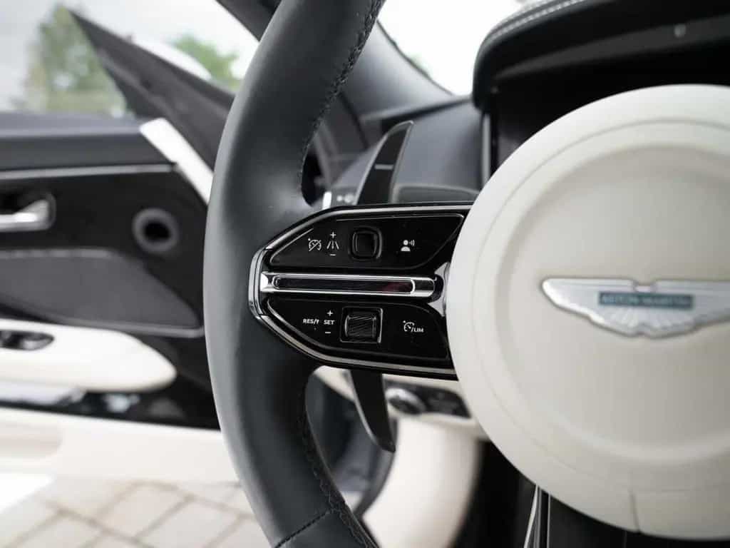 Aston Martin DB12 V8 Coupe 04/2024-photo-31